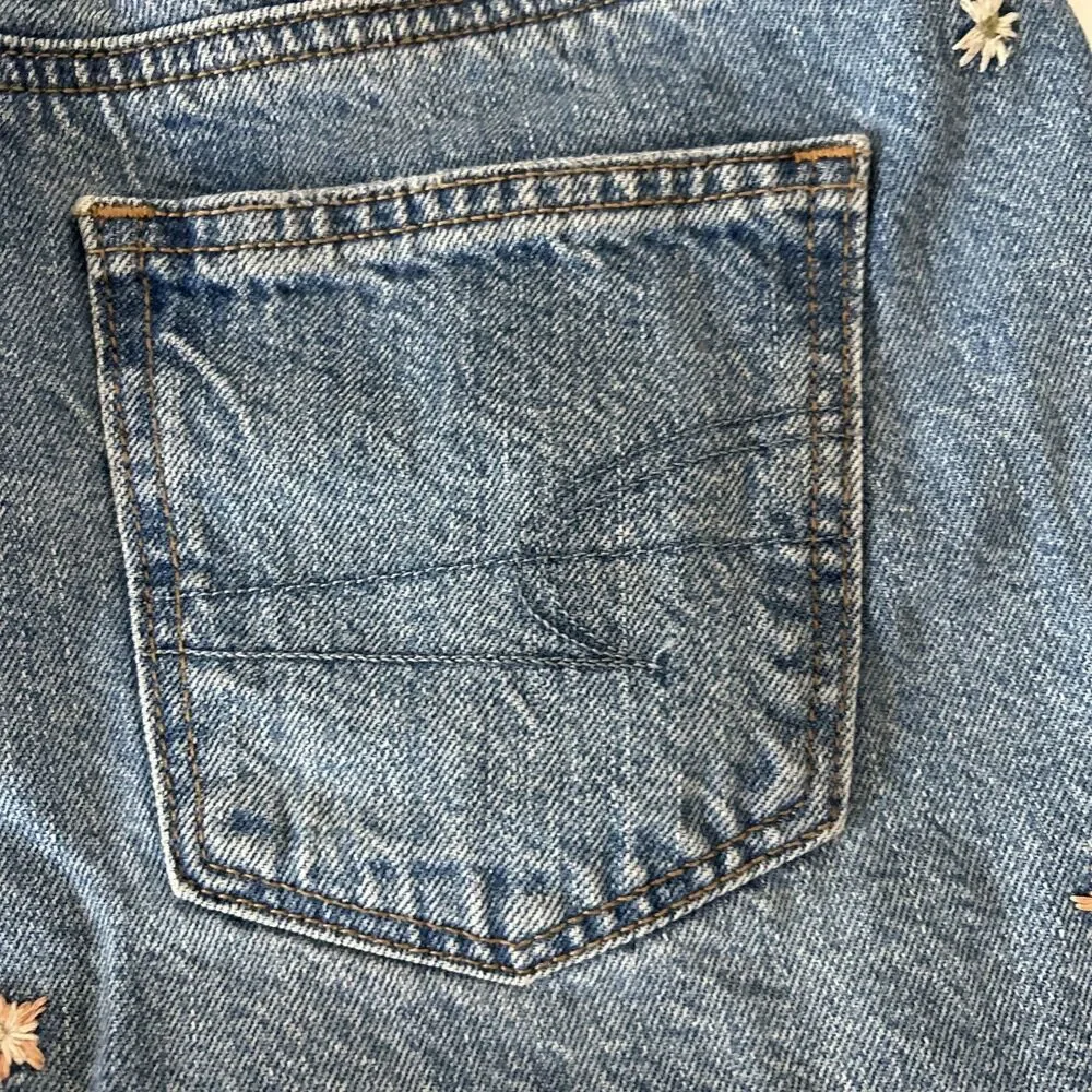American Eagle Mom Denim Shorts Floral Embroidered Cut Off High Rise Size 00